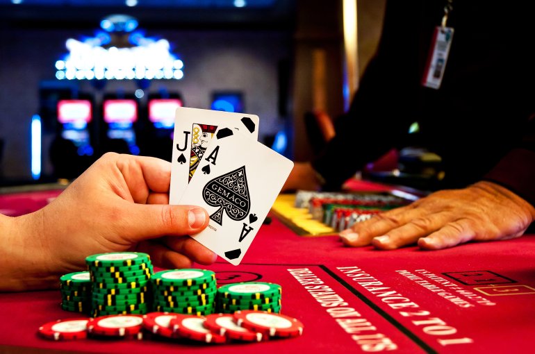 Un gioco di fiches blackjack jack e asso di picche sulle mani