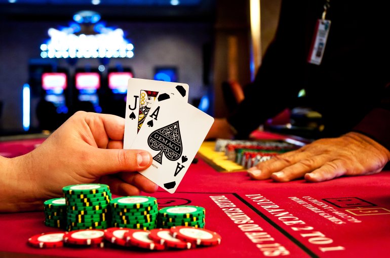 Torneo di BlackJack il giocatore ha in mano un jack e un asso di picche