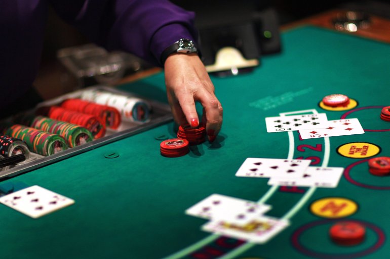 Il croupier del blackjack accetta le scommesse