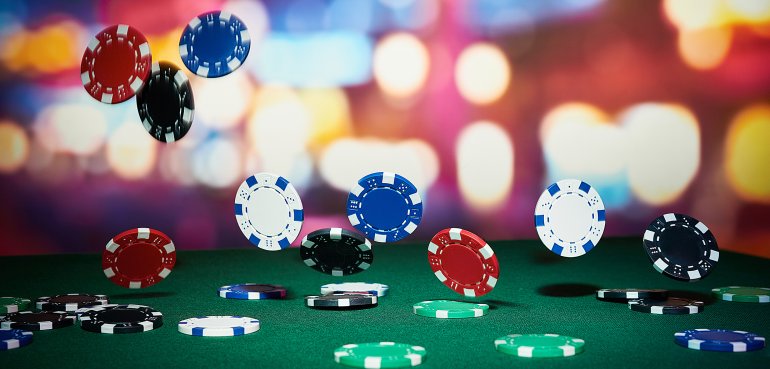 Le fiches del gioco cadono sul tavolo