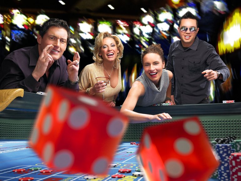 I giocatori cercano di prendere il controllo del lancio dei dadi nel gioco dei dadi. 