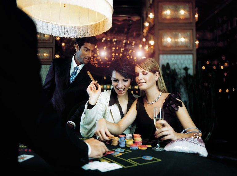 Una bellezza felice che è incredibilmente fortunata al casinò