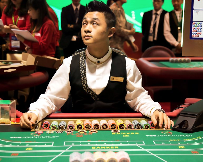 Croupier al tavolo
