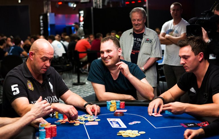 3 giocatori al tavolo del blackjack