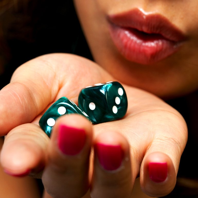 La ragazza soffia sull'osso per essere fortunata