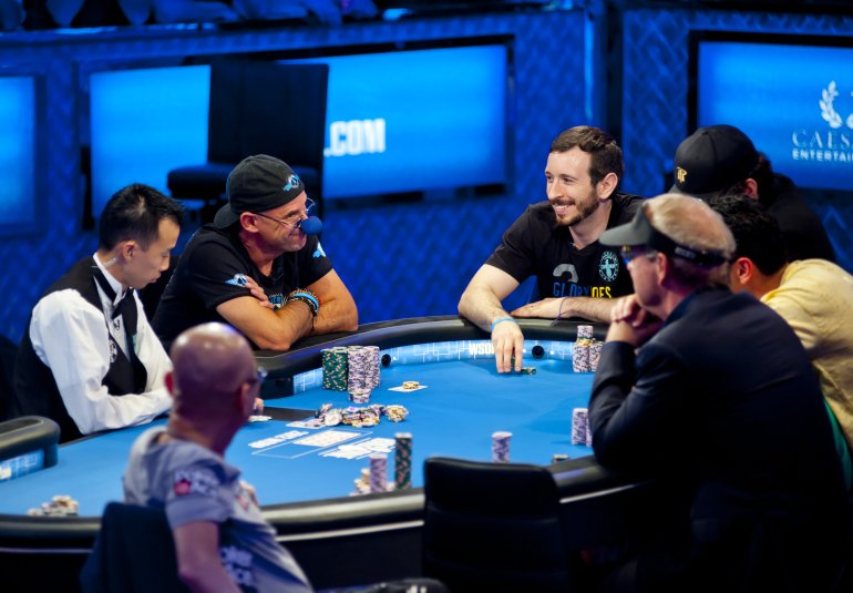 Giocatori esperti al tavolo da poker