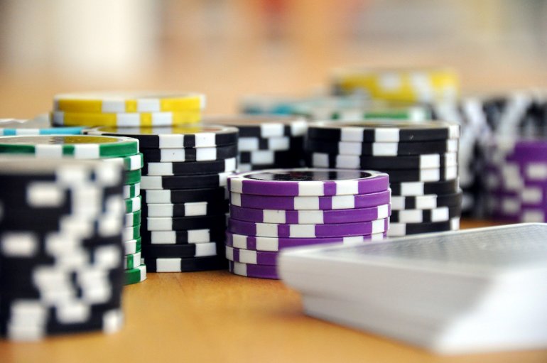 Fiches da casinò con parti in metallo come mezzo di contraffazione