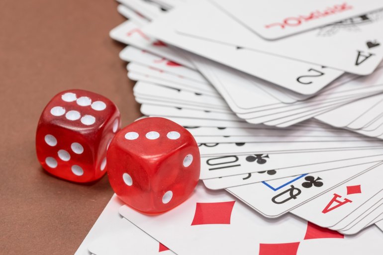 Dadi rossi e carte da gioco