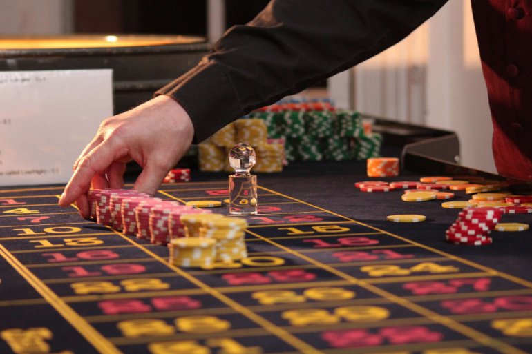 pile di fiches del casinò su un tavolo da roulette