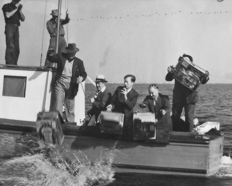Le slot confiscate dalla SS Tango vengono gettate in mare.
