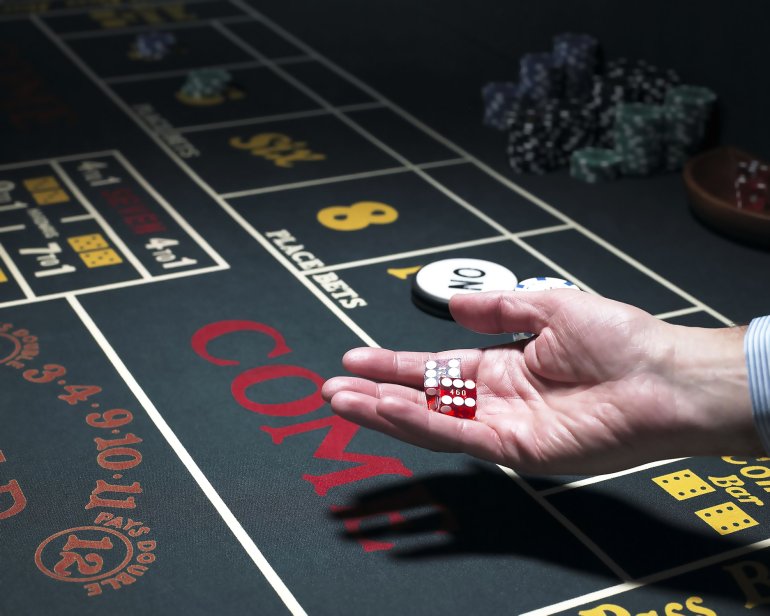 Un giocatore tiene in mano i dadi del craps