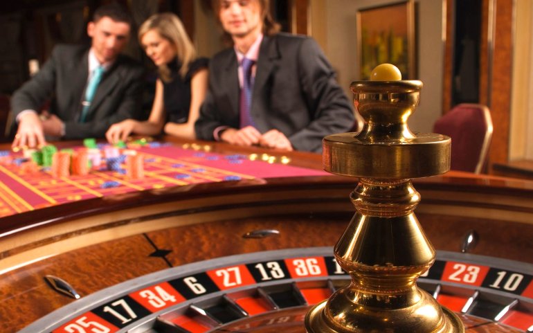 cliente del casinò al tavolo della roulette