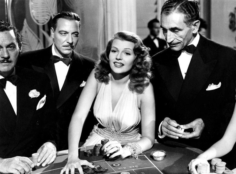 La ragazza al tavolo della roulette gioca bene