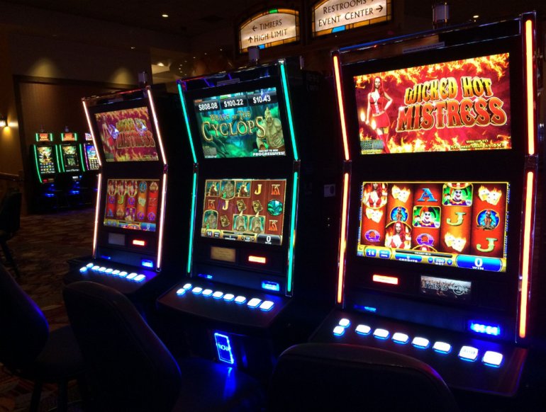 Sala slot con slot machine in un vero casinò