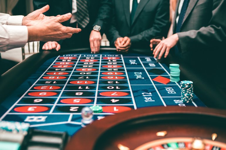 giocatori d'azzardo al tavolo della roulette
