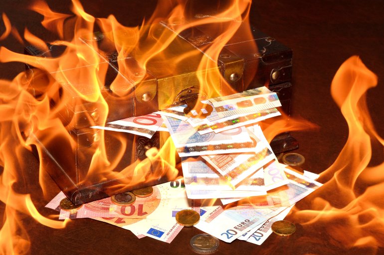 denaro in fiamme
