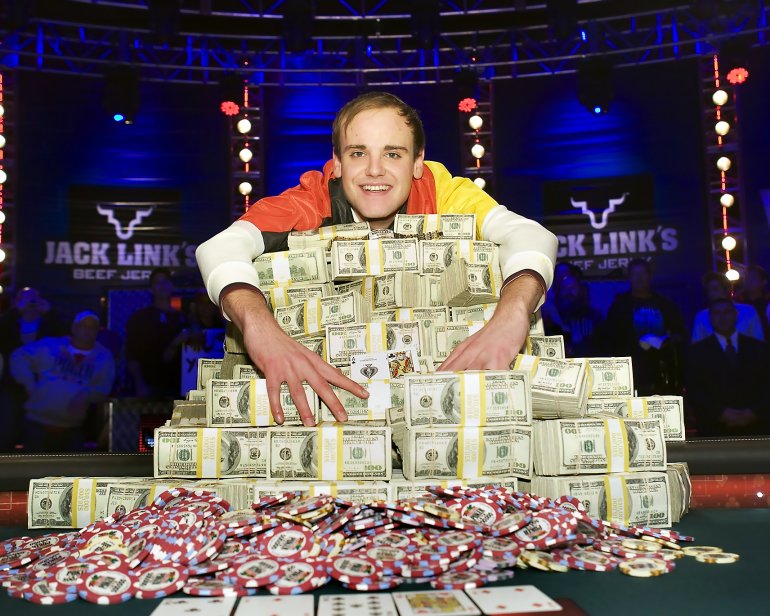Giocatori felici e un miliardario hanno vinto il jackpot