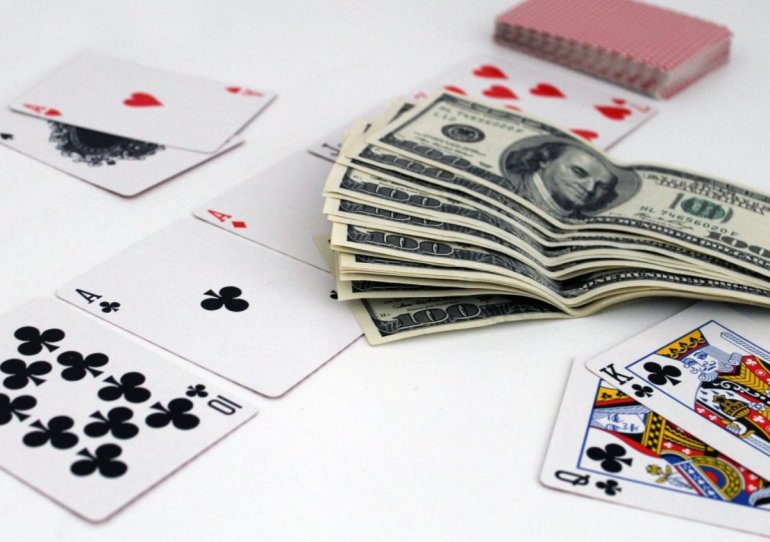carte da gioco e dollari