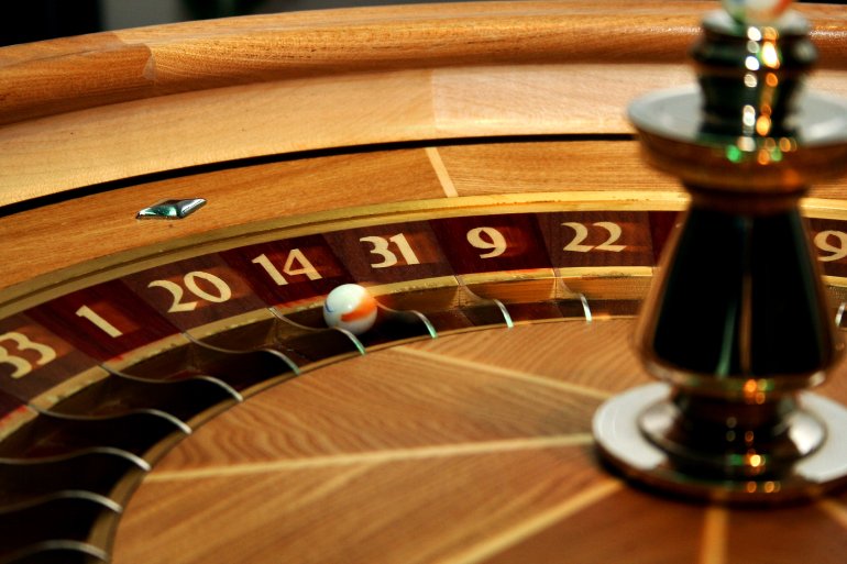 la ruota della roulette la pallina sul rosso