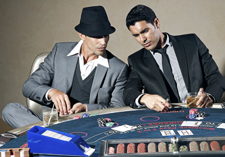I giocatori di blackjack provano a sbirciare le carte