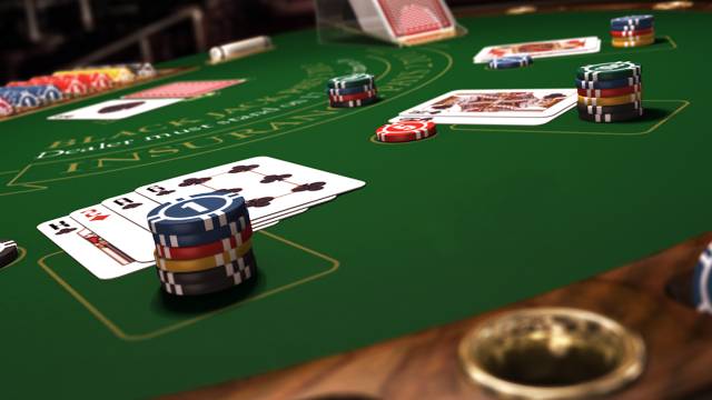 Come giocare al blackjack quando il banco colpisce con un 17 "morbido"?