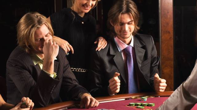 Come il posto a sedere al blackjack influenza il gioco (e come non lo fa)