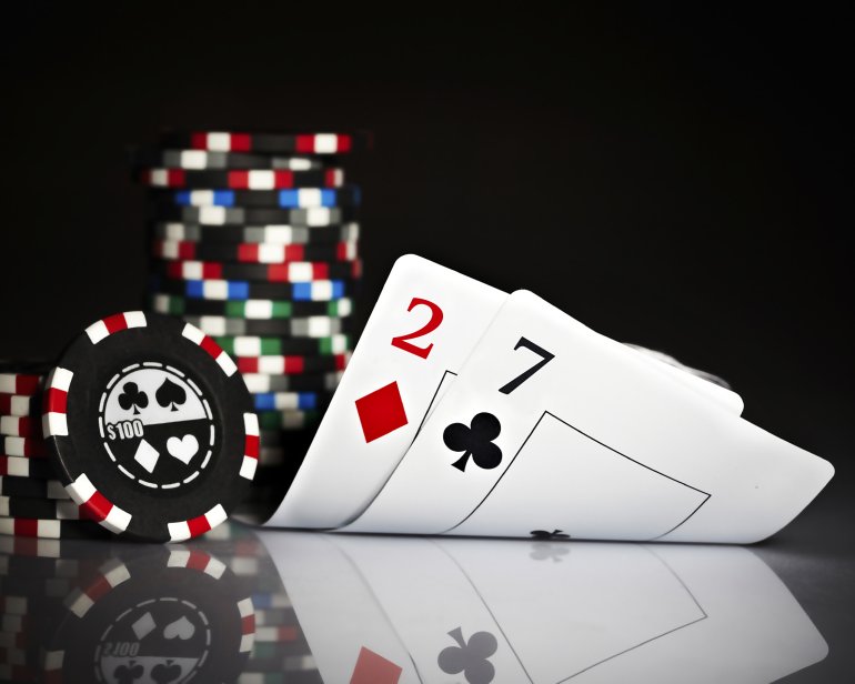 100 fiches e due carte: il due di quadri e il sette di fiori.
