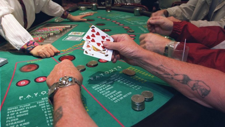 giocatori al tavolo del casinò