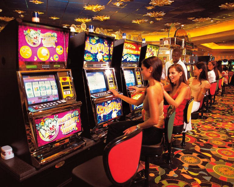 Le signore giocano alla loro slot Lucky preferita nel casinò
