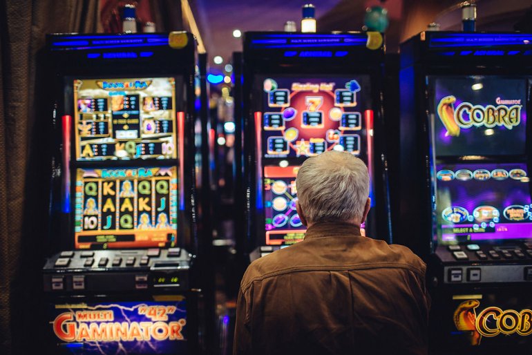 Un uomo anziano alle slot machine