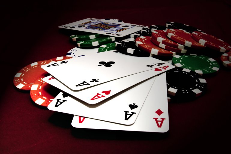 Fiches e carte sul campo da blackjack