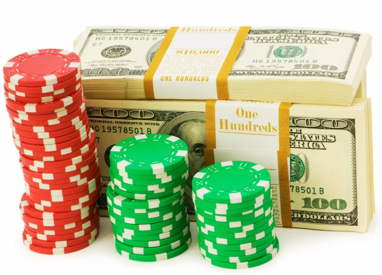 denaro e fiches del casinò