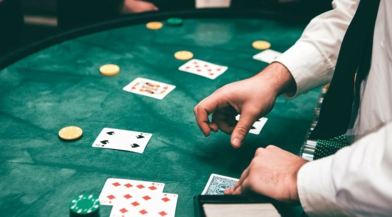 mani di un croupier di casinò