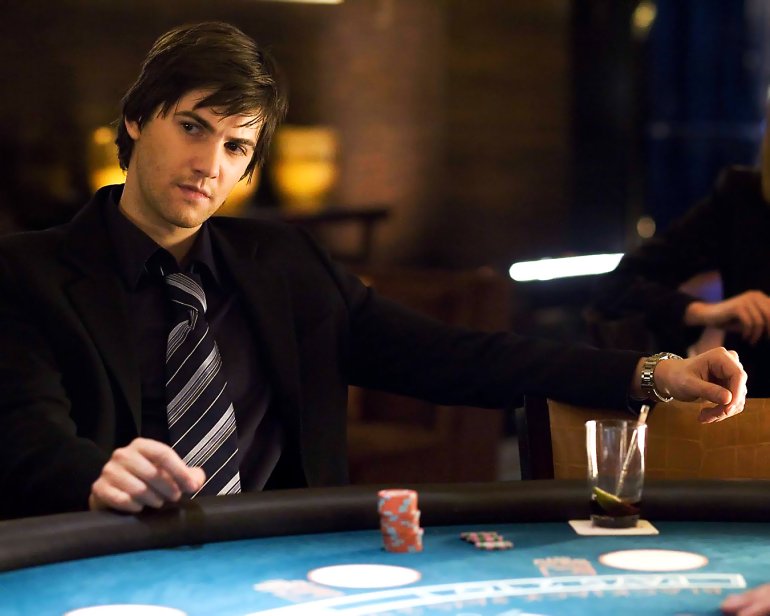 il giocatore uno si siede a un tavolo di blackjack