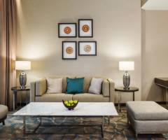 Casino at JW Marriott Bucharest Grand Hotel: Suite business, Suite con 1 camera da letto, 1 King, Divano letto, Sala riunioni