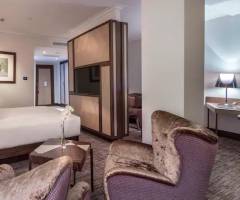 Merit Montenegro Casino: Junior suite king con accesso al salone