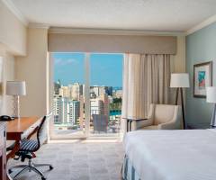 San Juan Marriott Resort & Stellaris Casino: Camera con vista sulla città