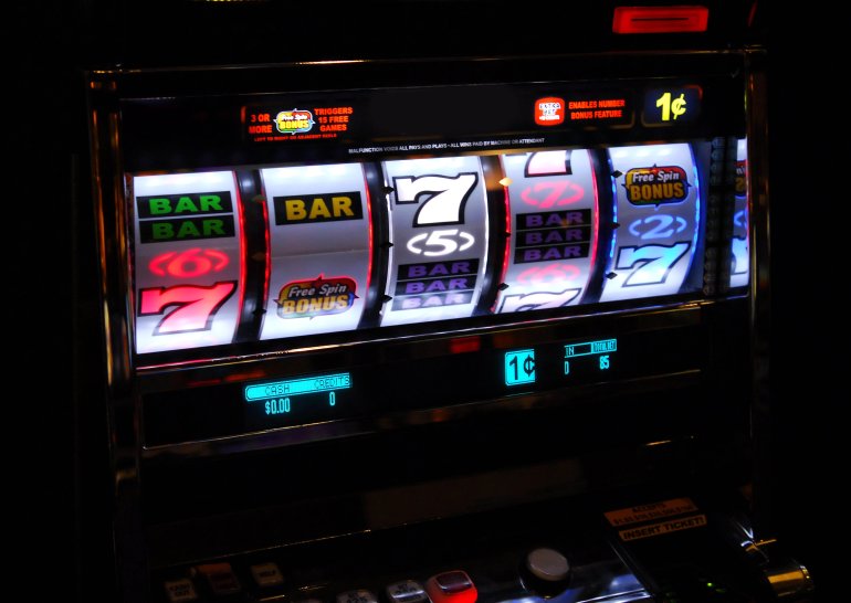 Slot machine con due sette e un bar
