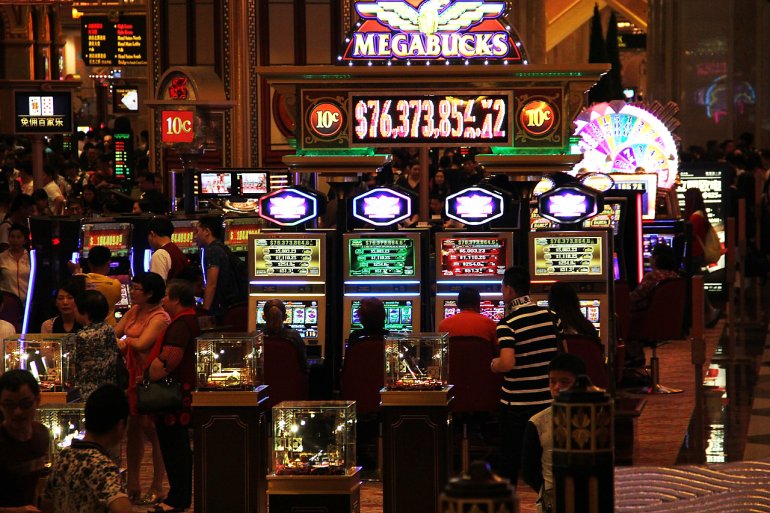Giocatori alla slot machine Megabucks