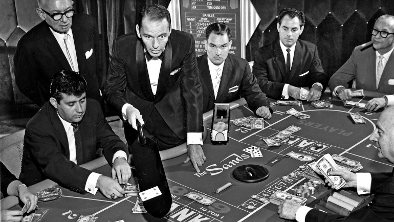 croupier a un tavolo del casinò di gioco d'azzardo baccarat Sands