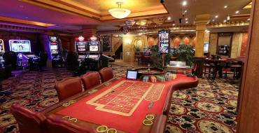 Admiral Casino Akropolis Vilnius: Una sala spaziosa con giochi