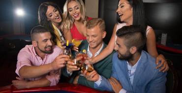 Coloseum Club Sarajevo: C'è un bar situato vicino all'area di gioco.