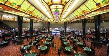 Kangwon Land Casino: Una sala con tavoli da gioco