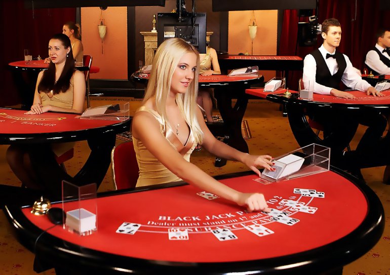 Ragazza mazziere in un casinò online dal vivo