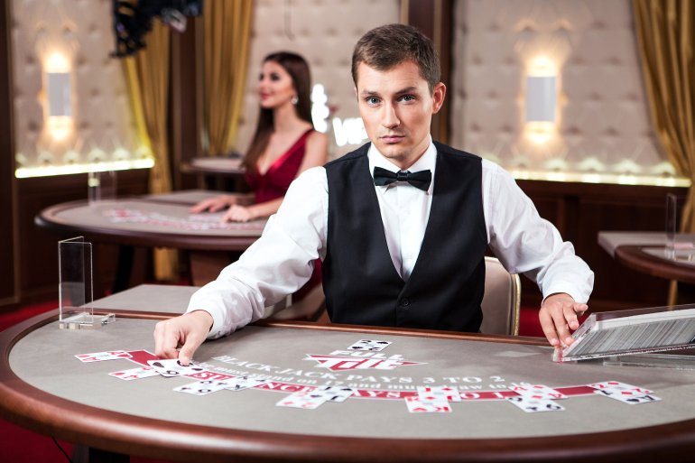 Un croupier di blackjack in un casinò