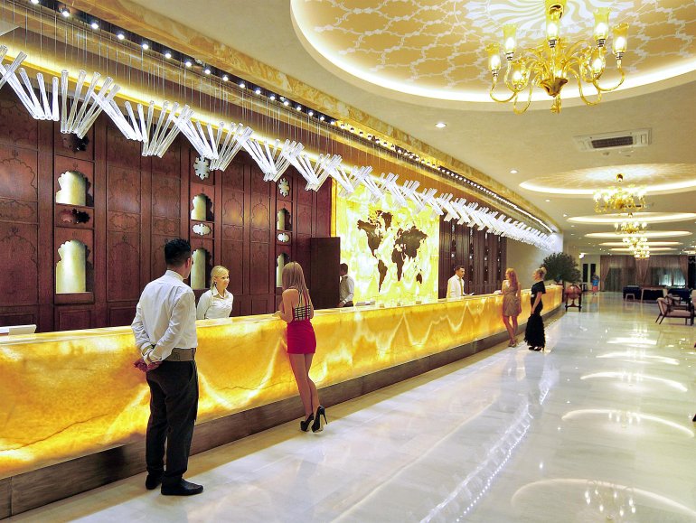 Una ragazza in miniabito rosa prende un prestito per giocare al casinò Trump Taj Mahal