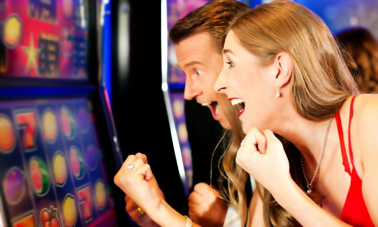 Una coppia fortunata entusiasta delle slot machine