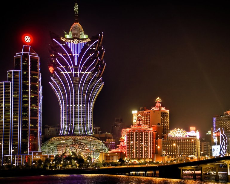 Vista notturna del Grand Lisboa Casino