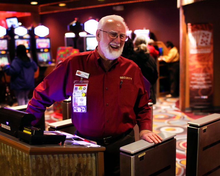 Due agenti di sicurezza alle slot machine del casinò