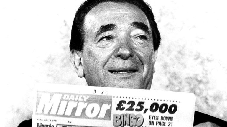 Il magnate dei media Robert Maxwell con un giornale in mano
